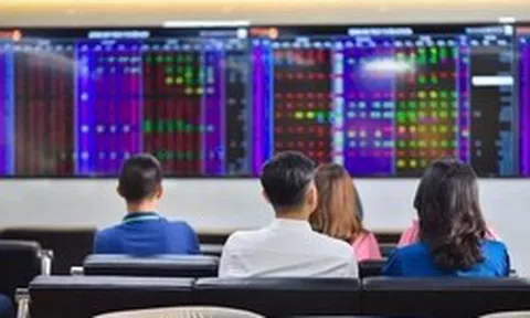 Chứng khoán 'bay' 130 điểm từ đỉnh, thanh khoản chạm đáy: Điều gì đang xảy ra?