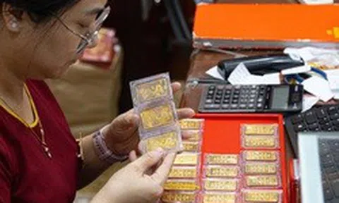 Giá vàng biến động dữ dội: Nên mua hay bán?