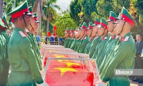 Nghẹn ngào tiễn đưa 18 liệt sĩ hy sinh tại Campuchia về đất mẹ