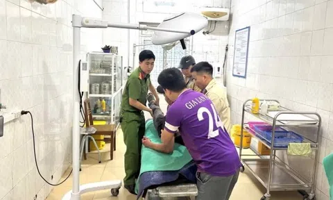 Công an đưa người đàn ông tự dùng gạch đập vào đầu đi cấp cứu