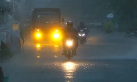 Mưa dông tại Hà Nội, cảnh báo lũ quét và sạt lở ở 3 tỉnh, thành phố miền Trung