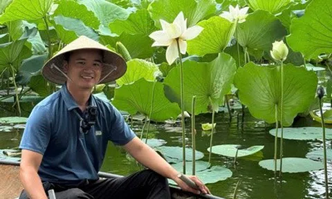 Ngắm bông sen “sinh đôi” hiếm thấy ở Huế, hé lộ nghề kiếm tiền triệu từ sen