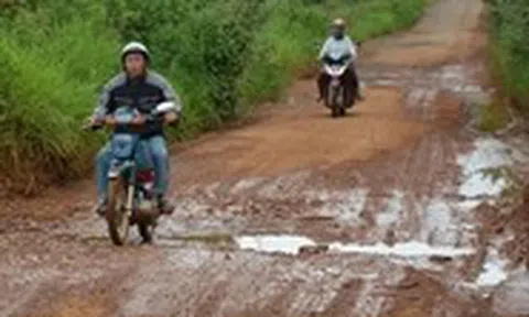 Đường xuống cấp nguy hiểm, dân mong chờ sửa