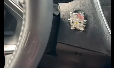 Vật trang trí hình Hello Kitty khiến chiếc Toyota không thể khởi động