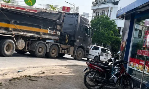 Khoảnh khắc ôtô con chuyển làn vào 'điểm mù', bị xe ben ủn đi hàng chục mét