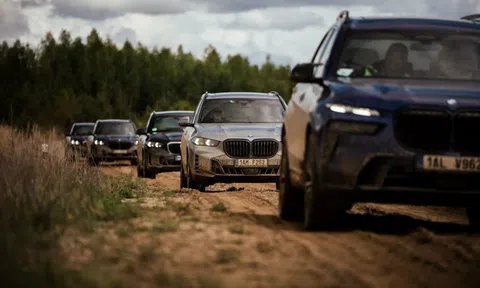 BMW mời khách hàng trải nghiệm xe bọc thép