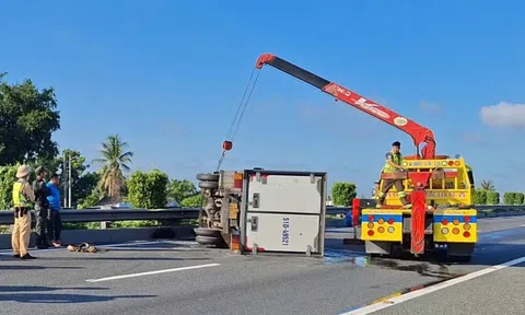 Xe tải nổ lốp, lật ngửa trên cao tốc TP.HCM - Trung Lương