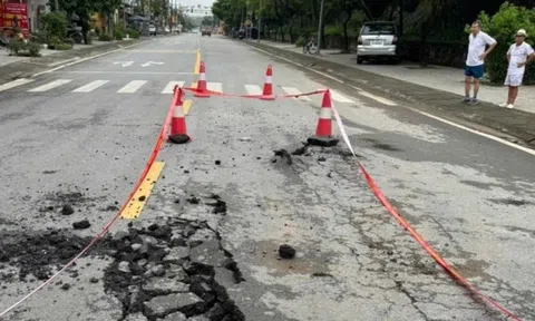 Mặt đường hỏng nặng sau tiếng nổ lớn