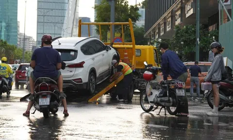 Mưa lớn ngập chân cầu Ba Son, loạt xe chết máy, ôtô phải gọi cứu hộ