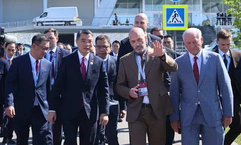 Thủ tướng Lê Minh Hưng thăm triển lãm công nghiệp và công nghệ cao của Tatarstan