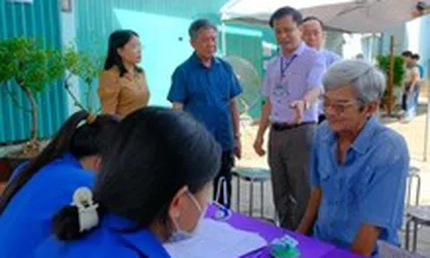 Bí thư Tỉnh ủy Đồng Tháp kiểm tra công tác khám sức khỏe toàn dân