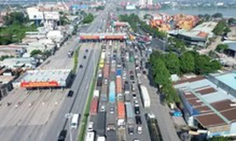 Xe tải lật chắn ngang đường trên cầu vượt Tân Vạn, quốc lộ 1 kẹt gần 5km
