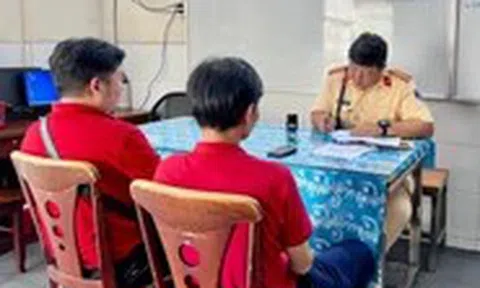 Dùng xe buýt 2 tầng chở hoa hậu Hương Giang 'diễu hành', tài xế và chủ xe bị lập biên bản