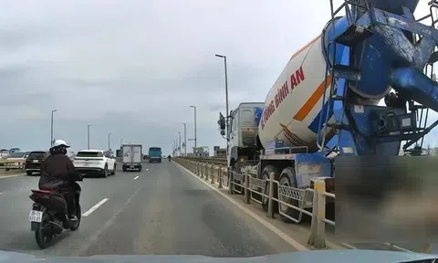 Xe bồn đi vào làn xe máy, tông tử vong người trên cầu Nhật Tân