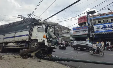 Xe tải chở 12 tấn cà phê tự trôi, tông gãy trụ điện và nhiều phương tiện
