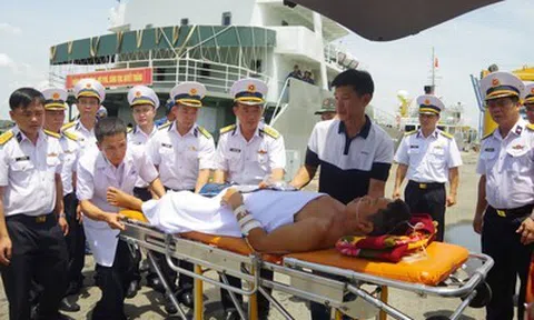 Tàu Hải quân đưa ngư dân bị tai nạn trên biển về đất liền an toàn