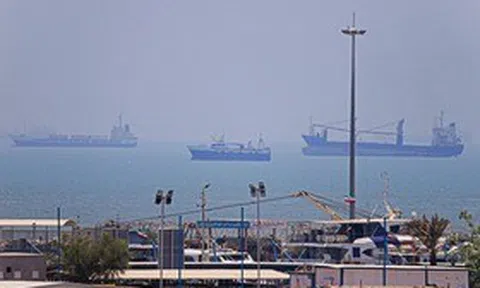 Iran tuyên bố đóng eo biển Hormuz, Tổng thống Trump đưa ra tối hậu thư