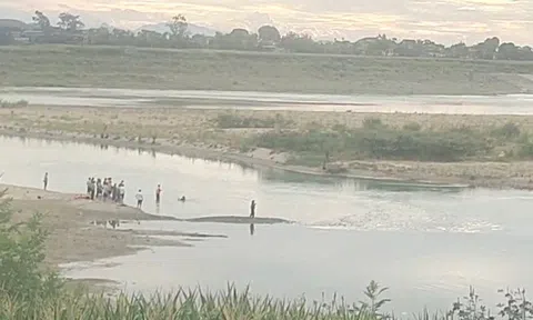 Hai nam sinh mất tích khi tắm trên sông Lam