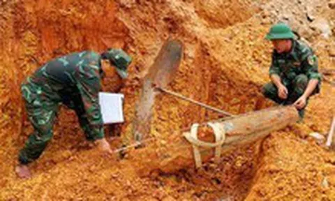 Đào móng xây trường tiểu học, thấy quả bom 250kg chưa nổ