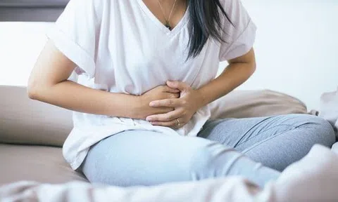 Đau bụng dữ dội, người phụ nữ 52 tuổi sốc nặng sau khi đi cấp cứu