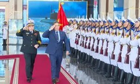 Quyền Bộ trưởng Hải quân Mỹ Hùng Cao thăm Hải quân Việt Nam
