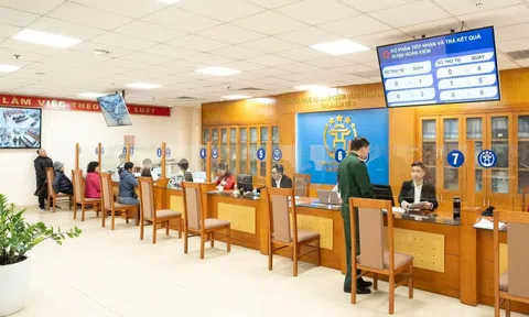Cụ bà gần 100 tuổi, sức khỏe yếu bị bắt buộc đến phường làm thủ tục hành chính