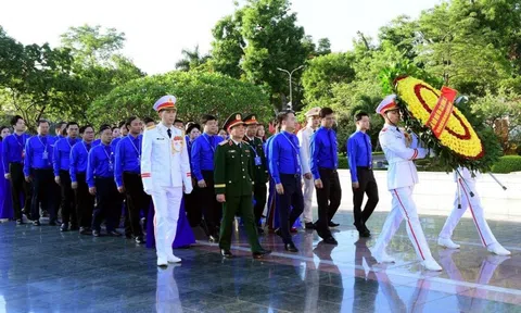Đại biểu dự Đại hội Đoàn toàn quốc lần thứ XIII báo công dâng Bác