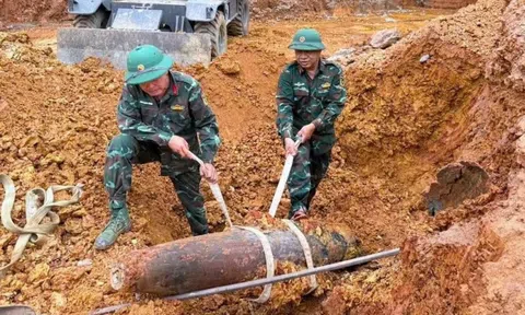 Phát hiện quả bom còn nguyên kíp nổ khi đào móng xây trường