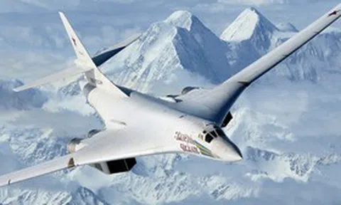 “Thiên nga trắng” Tu-160 chạm trán “Tia chớp” F-35 ở Bắc Cực