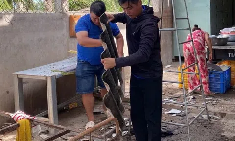 Lốc xoáy làm hàng chục căn nhà tốc mái, một người tử vong