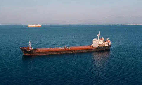 IMO tạm dừng chương trình dẫn đường qua eo biển Hormuz sau sự cố tàu hàng