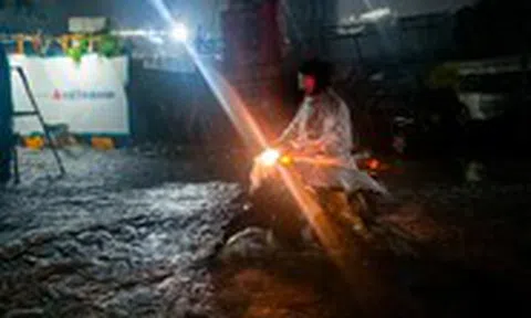 Hà Nội đang mưa to, cảnh báo ngập lụt nhiều tuyến phố