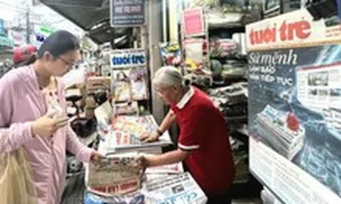 Xúc động trao nhau những 'tờ báo chia tay'