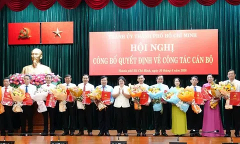 TP.HCM điều động 12 cán bộ lãnh đạo sở, ngành về làm Chủ tịch, Bí thư phường xã