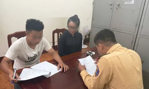Tịch thu xe của nam thanh niên dùng chân điều khiển mô tô