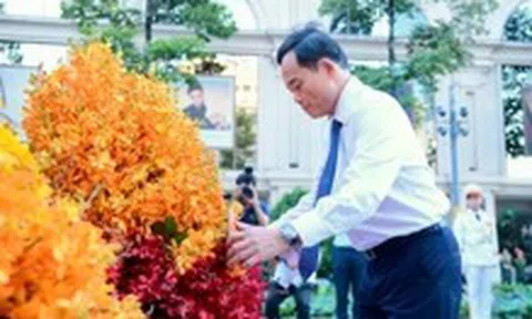 Lãnh đạo TP.HCM dâng hoa tưởng nhớ Chủ tịch Hồ Chí Minh dịp 50 năm thành phố mang tên Bác