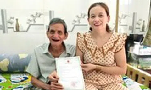 Cả đời lưu lạc không có giấy tờ, cụ ông 80 tuổi ở phường Tân Tạo ấm lòng nhận giấy khai sinh