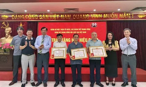 Đảng bộ Trung ương Hội Luật gia Việt Nam trao tặng Huy hiệu Đảng cho các đảng viên