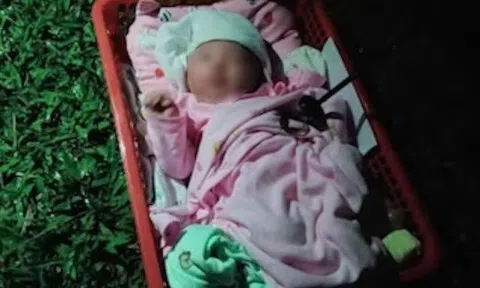 Bé gái sơ sinh bị bỏ rơi bên đường