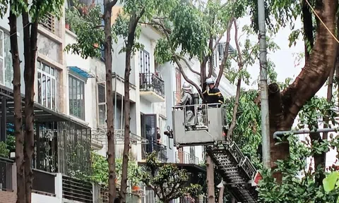 Cháy nhà ở Hà Nội, nghi có người mắc kẹt bên trong