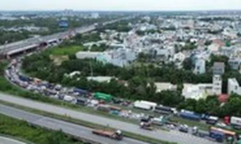 Cao tốc TP.HCM - Long Thành ùn ứ kéo dài, tài xế cần lưu ý gì?