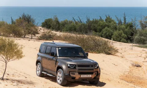 Cầm lái Land Rover Defender 130 giá gần 8 tỷ đi off-road, có gì hay?