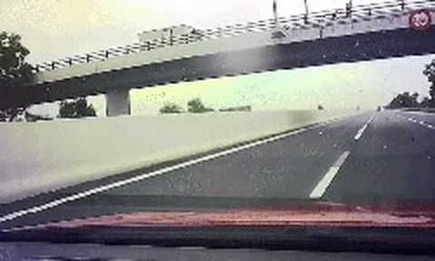 Clip: Ô tô đi trên cao tốc bị “vật thể lạ” rơi đập vỡ kính
