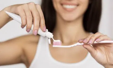 Đánh răng trước hay sau khi ăn sáng thì tốt hơn?