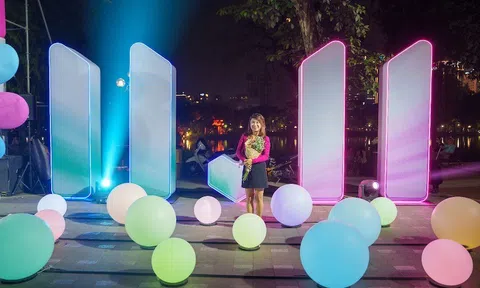 "Trạm quà bom tấn" gây sốt tại phố đi bộ Hồ Gươm, có gì hot mà hàng nghìn người rủ nhau check-in, săn quà?