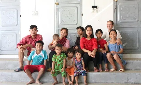 Đóa hoa rừng mồ côi dệt nên câu chuyện cổ tích cảm động giữa đời thường