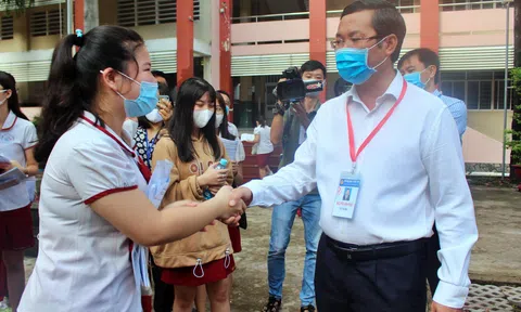 Trước giờ thi Ngữ Văn, thí sinh hỏi Thứ trưởng bộ GD&ĐT về “Đất nước”