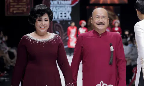 NSND Hồng Vân làm người mẫu catwalk trên sàn diễn Tuần lễ Thời trang Quốc tế Việt Nam 2020