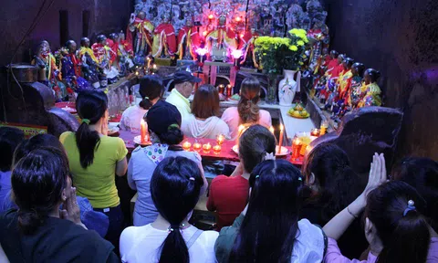 Khóc cười chuyện tìm con theo “phương pháp tâm linh” của những cặp vợ chồng hiếm muộn