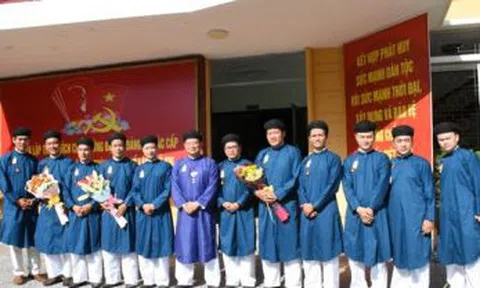Nam công chức tỉnh Thừa Thiên - Huế mặc áo dài đi làm